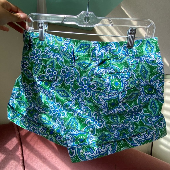 old navy geometric patterned low rise shorts size 8 - Picture 2 of 3